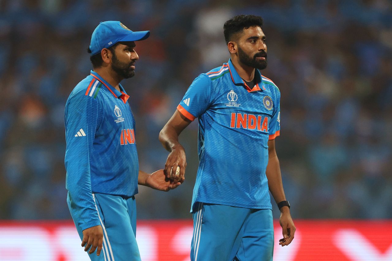 Rohit Sharma and Mohammed Siraj strategise, India vs New Zealand, ICC Men's World Cup 2023, 1st semi-final, Mumbai, November 15, 2023