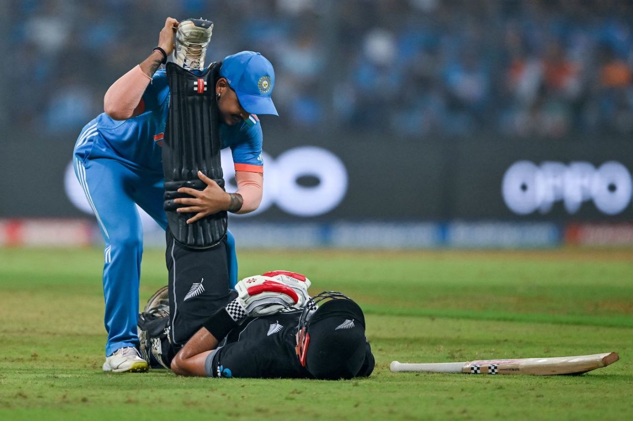 Ishan Kishan assists a cramping Daryl Mitchell, India vs New Zealand, ICC Men's World Cup 2023, 1st semi-final, Mumbai, November 15, 2023
