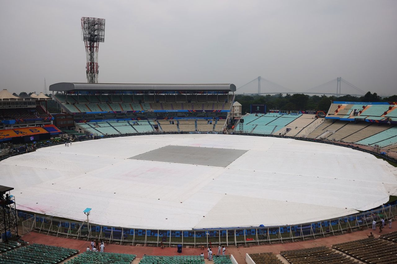 An overcast sky and a fully covered ground welcomed the players in Kolkata, Australia vs South Africa, Men's ODI World Cup, 2nd semi-final, Kolkata, November 16, 2023