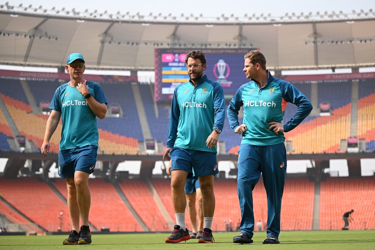 Steven Smith chats with Daniel Vettori and Andrew McDonald, Ahmedabad, November 18, 2023