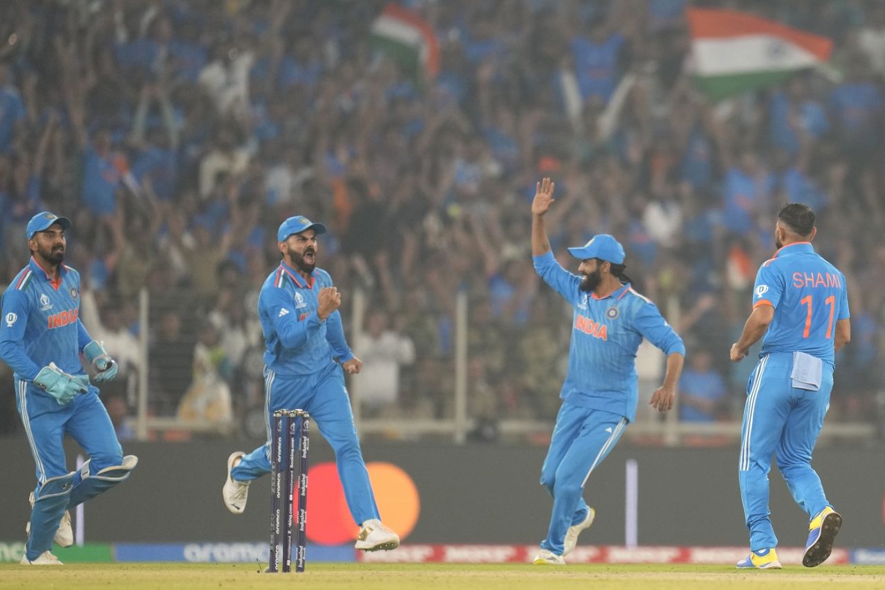KL Rahul, Virat Kohli, Ravindra Jadeja and Mohammed Shami get together after David Warner falls, India vs Australia, Men's ODI World Cup final, Ahmedabad, November 19, 2023