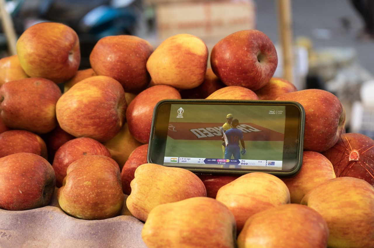 How do you like them apples... helping people watch the final on a mobile phone, India vs Australia, Men's ODI World Cup final, Ahmedabad, November 19, 2023