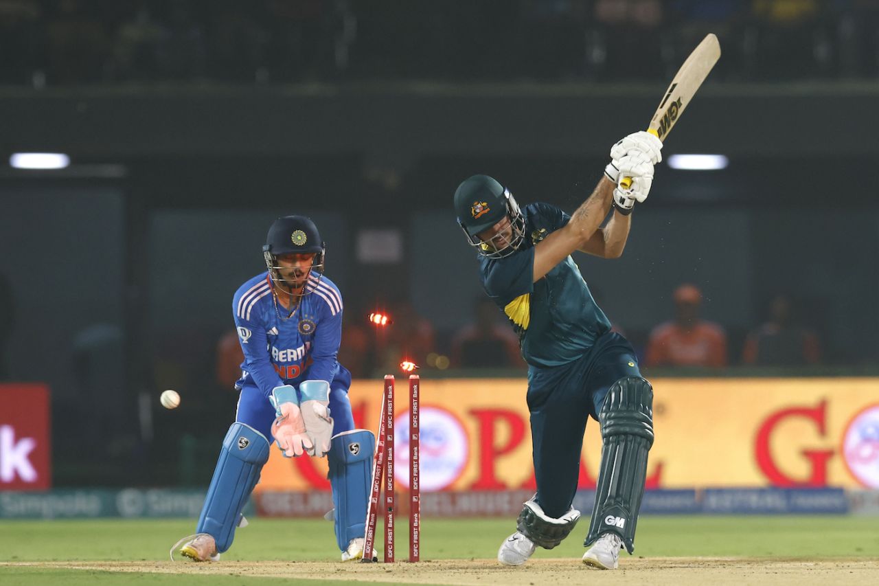 Matthew Short missed a full delivery from Ravi Bishnoi, India vs Australia, 1st men's T20I, Visakhapatnam, November 23, 2023