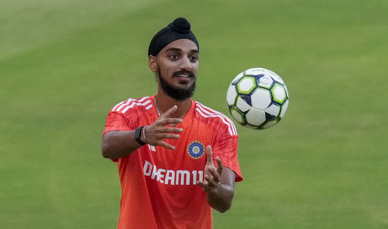 Arshdeep Singh keeps his eyes on the (foot)ball, Thiruvananthapuram, November 25, 2023