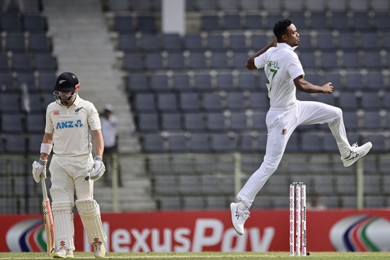 Shoriful Islam struck on the first ball of his second spell to dismiss Henry Nicholls, Bangladesh vs New Zealand, 1st Test, second day, Sylhet, November 29, 2023