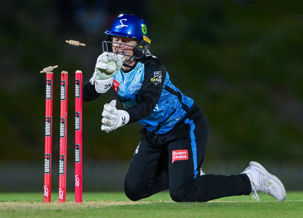 Bridget Patterson breaks the stumps, Adelaide Strikers vs Brisbane Heat, WBBL, Karen Rolton Oval, October 29, 2023