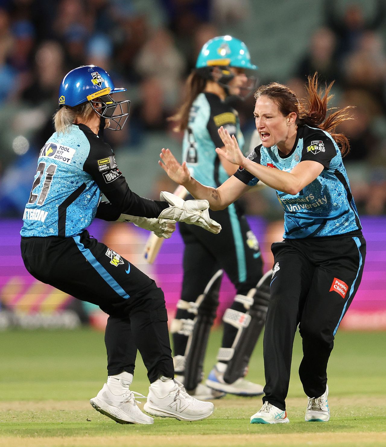 Megan Schutt came to the fore at the death, Adelaide Strikers Women vs Brisbane Heat Women, WBBL 2023-24, Final, Adelaide, December 2, 2023