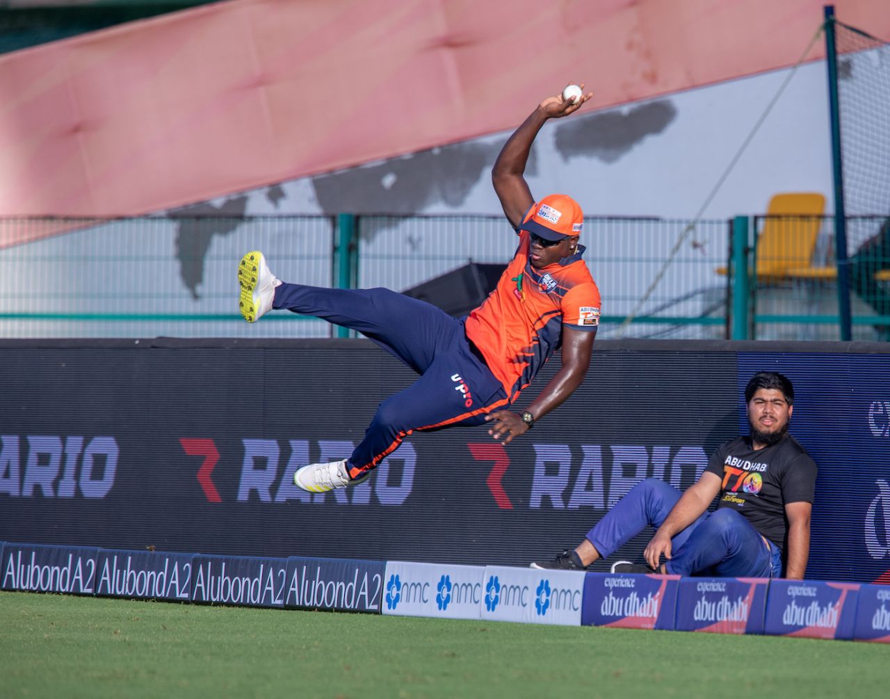 Rovman Powell pulls off an acrobatic save at the boundary, Chennai Braves vs Delhi Bulls, Abu Dhabi T10, Abu Dhabi, December 1, 2023