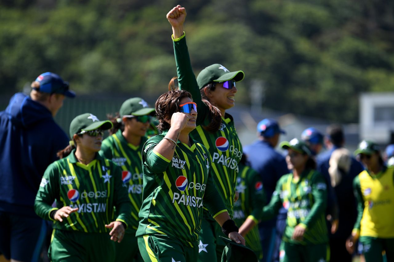 Nida Dar and Aliya Riaz celebrate Pakistan's win, New Zealand vs Pakistan, 2nd women's T20I, Dunedin, December 5, 2023