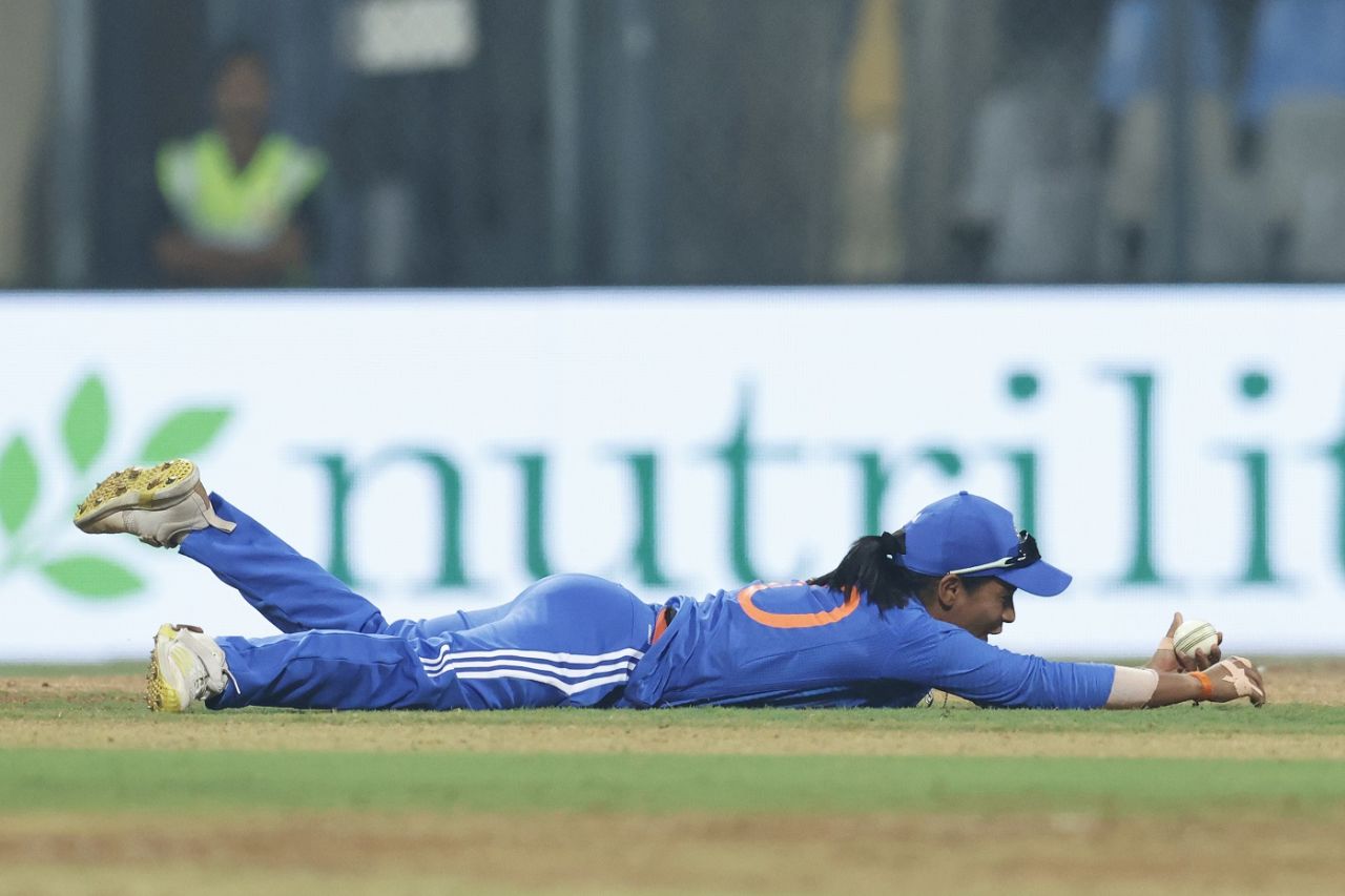 Substitute Amanjot Kaur took a stunning catch to dismiss Alice Capsey, India vs England, 2nd women's T20I, Wankhede, December 9, 2023