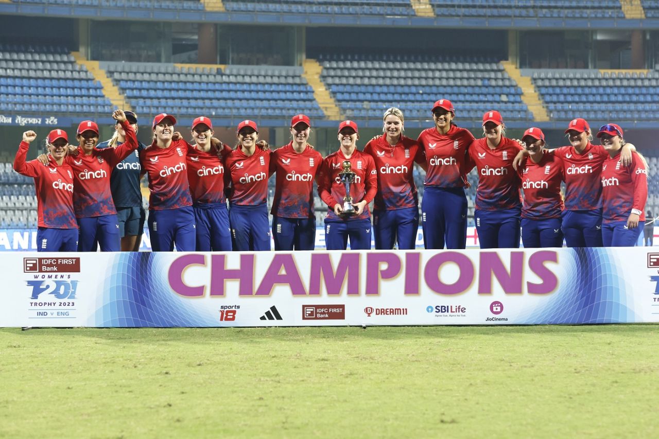 England pose after winning the women's T20I series 2-1 against India, India vs England, 3rd T20I, Wankhede Stadium, Mumbai, December 10, 2023