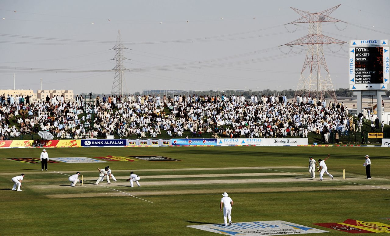 Monty Panesar bowls to Asad Shafiq, Pakistan v England, 2nd Test, Abu Dhabi, 3rd Day, January 27, 2012
