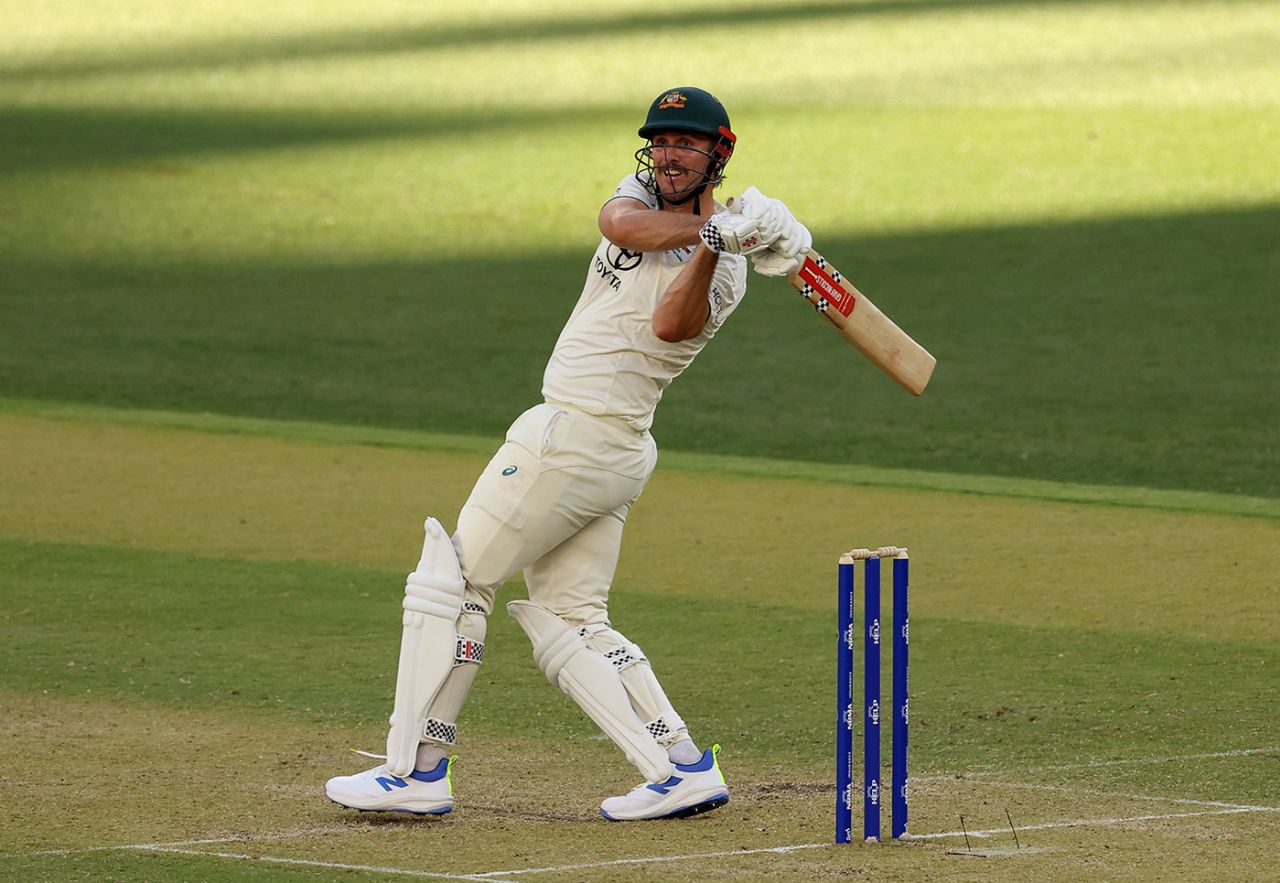 Mitchell Marsh takes on the short ball late on the opening day, Australia vs Pakistan, 1st Test, Optus Stadium, Perth, 1st day, December 14, 2023