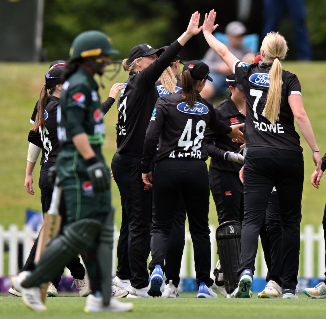 Hannah Rowe picked up the big wicket of Sidra Ameen, New Zealand vs Pakistan, 2nd women's ODI, Christchurch, December 15, 2023