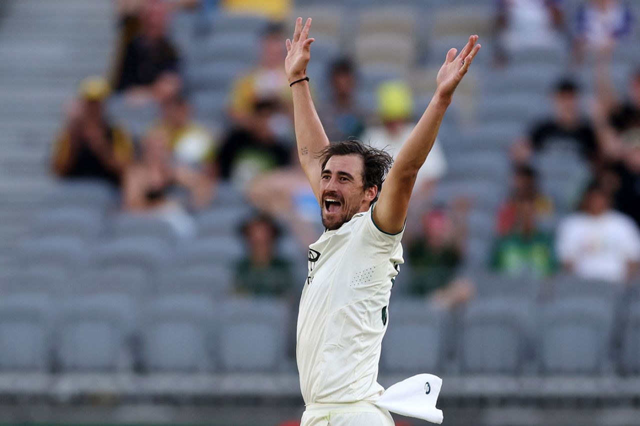 Mitchell Starc roars an appeal, Australia vs Pakistan, 1st Test, Optus Stadium, 2nd day, December 15, 2023