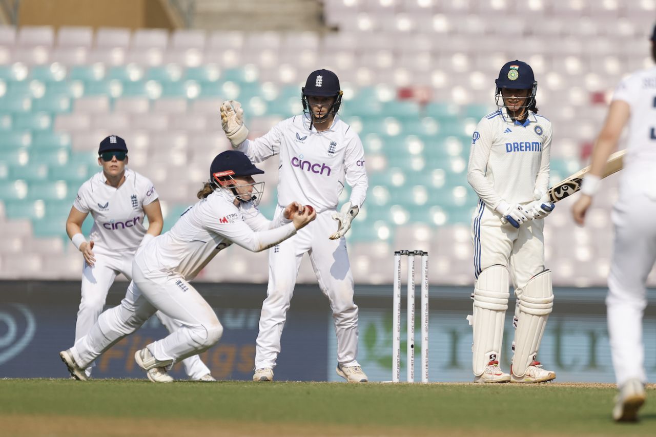Tammy Beaumont latches on to send Smriti Mandhana back, India Women vs England Women, Only Test, DY Patil Stadium, Mumbai, 2nd day, December 15, 2023