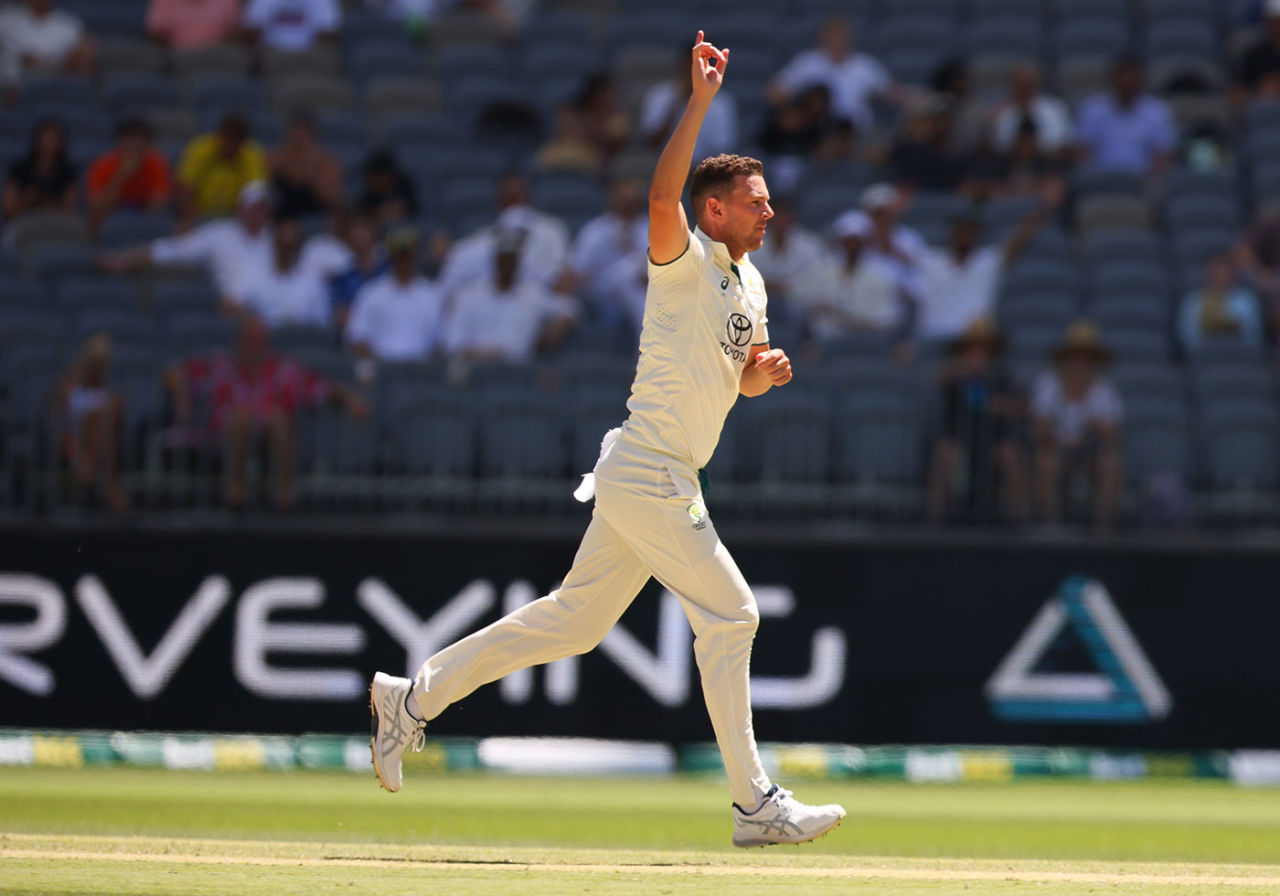 Josh Hazlewood added to the early inroads, Australia vs Pakistan, 1st Test, Optus Stadium, Perth, 4th day, December 17, 2023