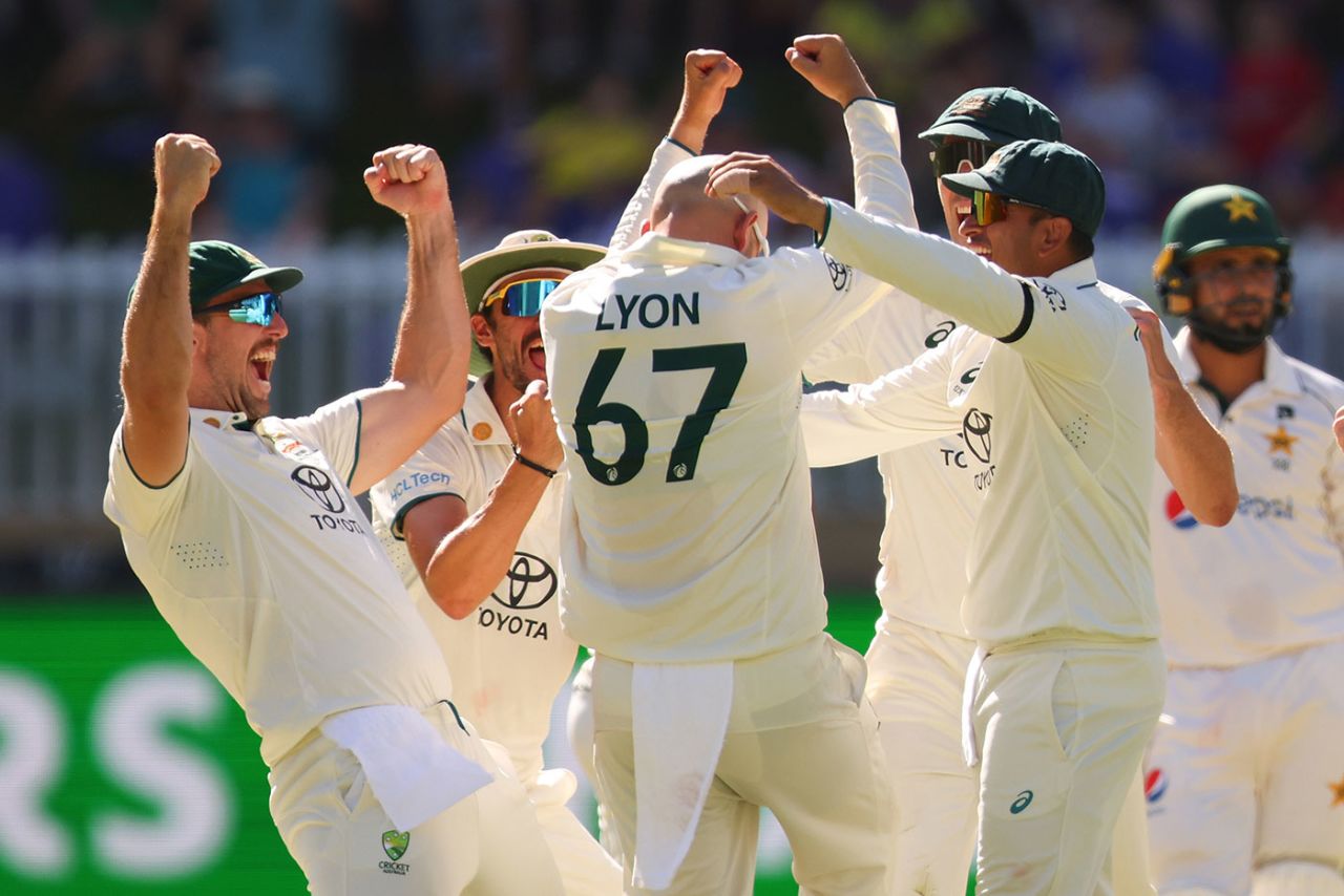 The Australians celebrate with Nathan Lyon after his 500th Test wicket, Australia vs Pakistan, 1st Test, Optus Stadium, Perth, 4th day, December 17, 2023