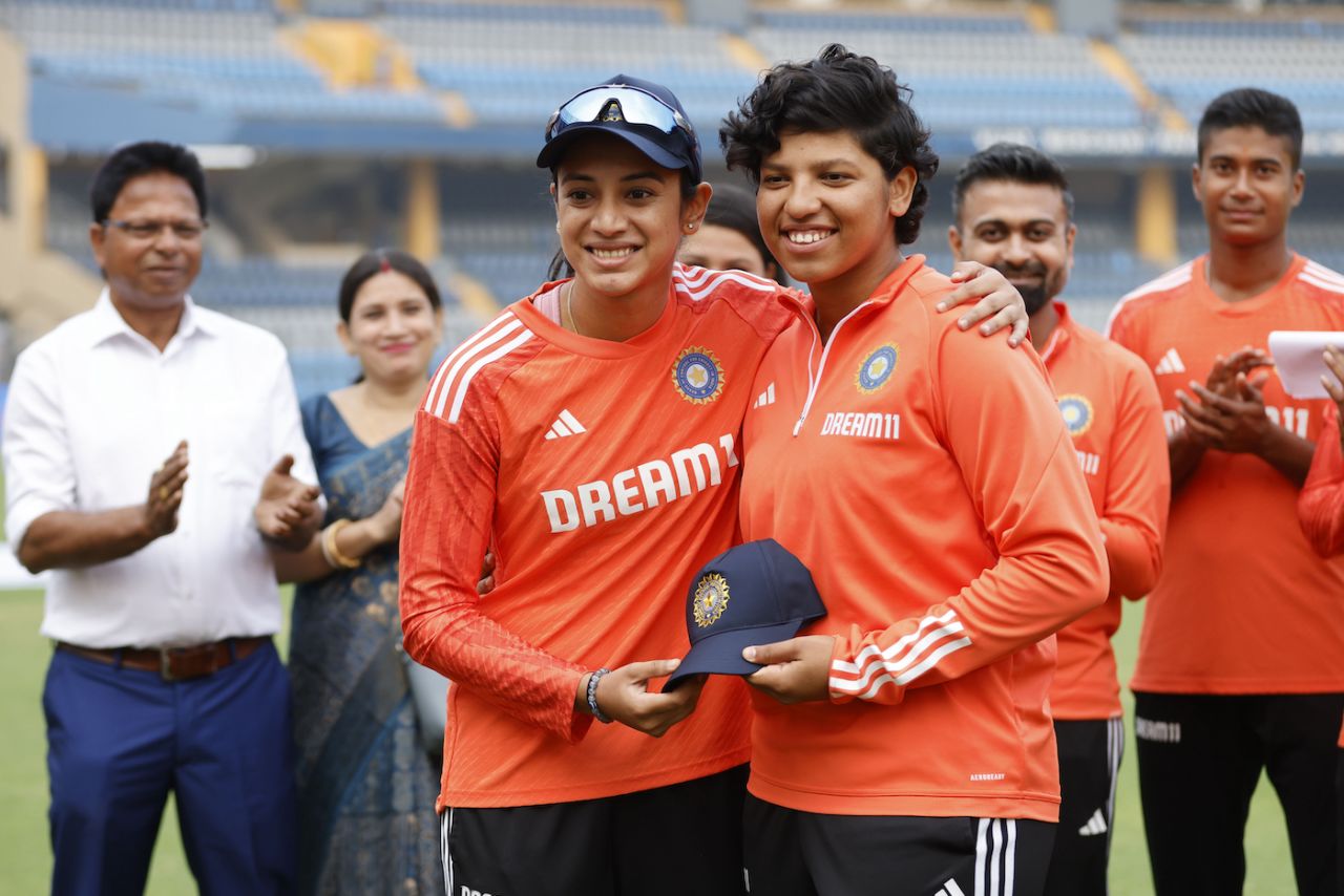Richa Ghosh received her Test cap from Smriti Mandhana, India vs Australia, Only Test, Mumbai, 1st day, December 21, 2023
