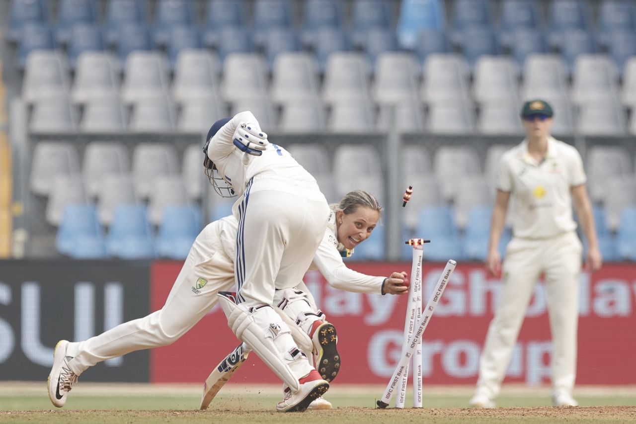 Ash Gardner runs Smriti Mandhana out on second morning, India vs Australia, only women's Test, 2nd day, Mumbai, December 22, 2023