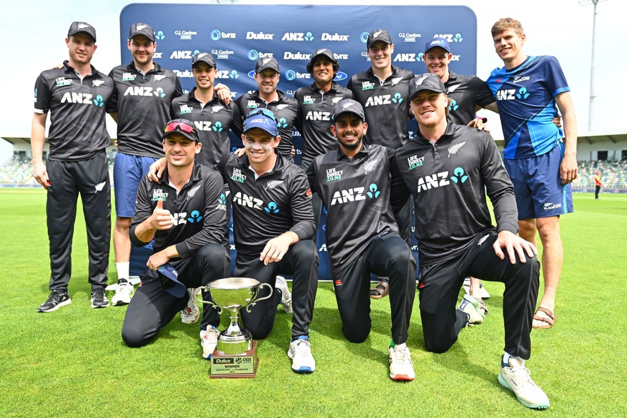 New Zealand pose with the series trophy, New Zealand vs Bangladesh, 3rd ODI, Napier, December 23, 2023