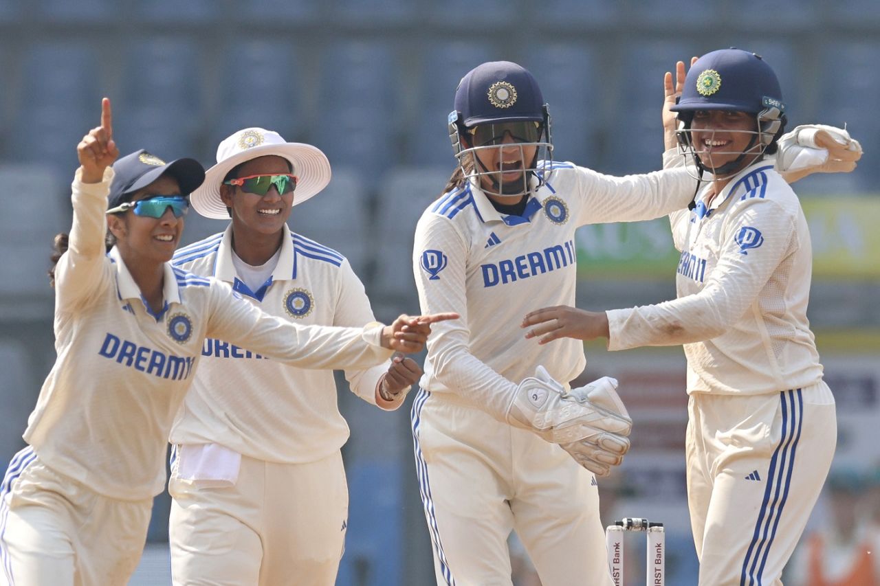 A sharp piece of fielding from Richa Ghosh (R) saw Beth Mooney run out, India vs Australia, Only women's Test, Mumbai, 3rd day, December 23, 2023