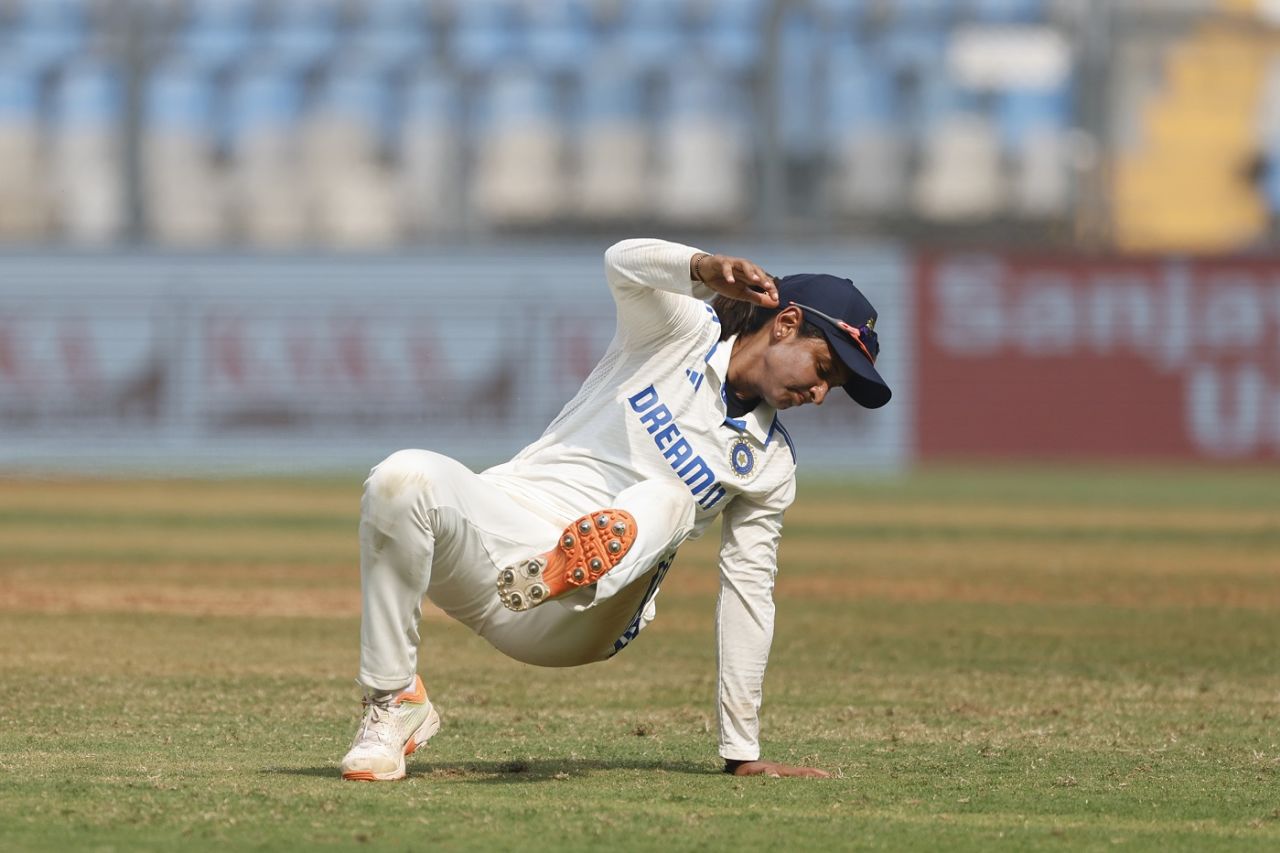 Harmanpreet Kaur loses her footing while fielding, India vs Australia, Only women's Test, Mumbai, 3rd day, December 23, 2023