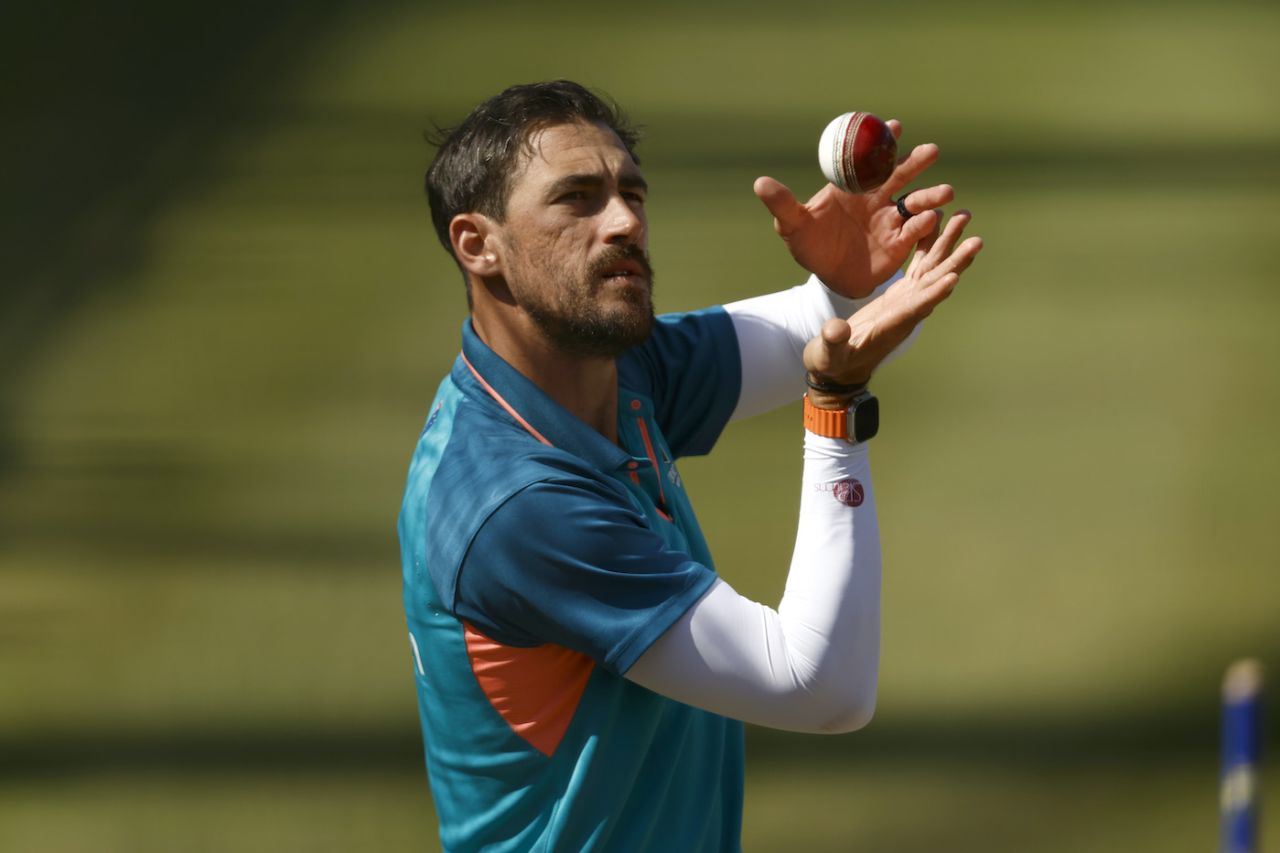 Mitchell Starc training with a red-and-white ball, Australia vs Pakistan, 2nd Test, Melbourne, December 24, 2023
