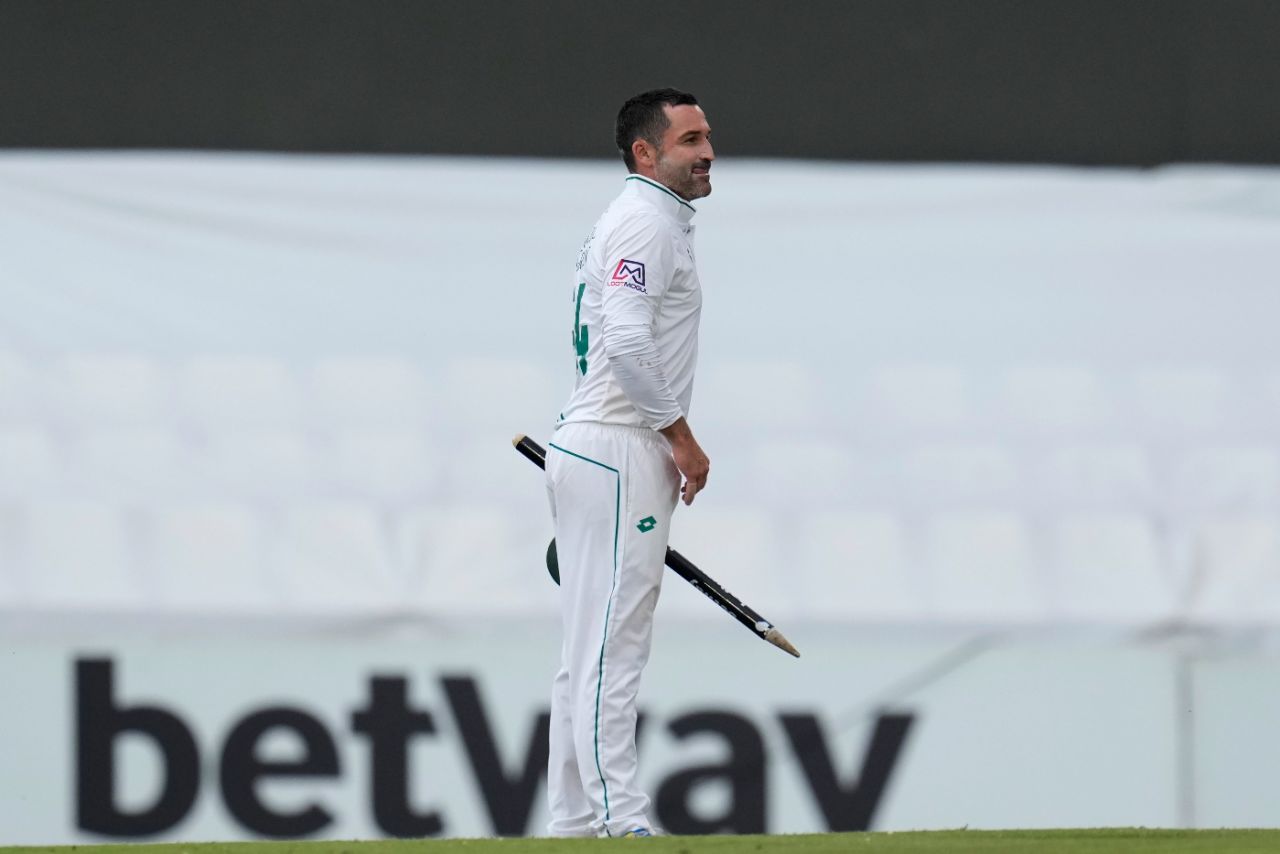 Dean Elgar grabs his souvenir stump after South Africa's innings win in his penultimate Test, South Africa vs India, 1st Test, Centurion, 3rd day, December 28, 2023