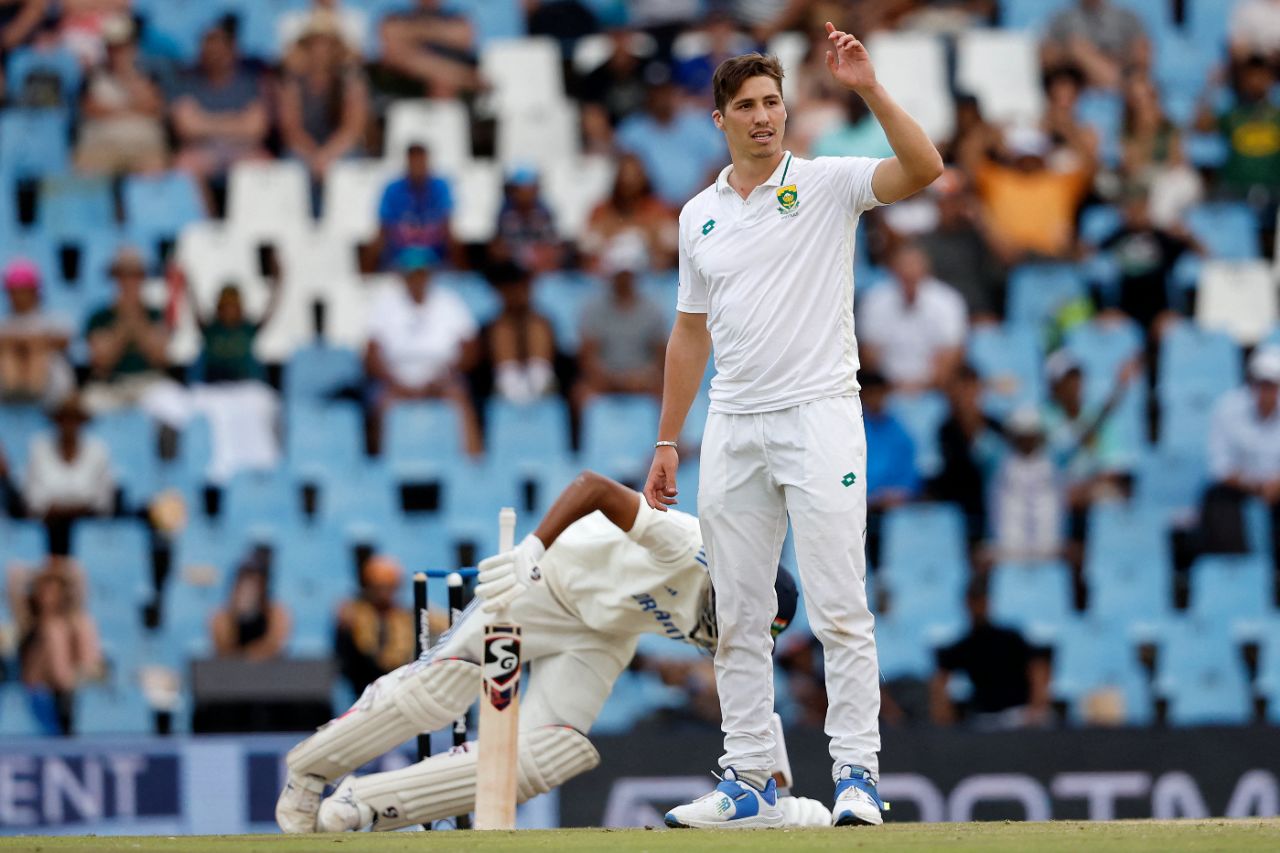 Nandre Burger appeals - successfully - after flooring Mohammed Siraj with a short one that took the glove through to the keeper, South Africa vs India, 1st Test, Centurion, 3rd day, December 28, 2023