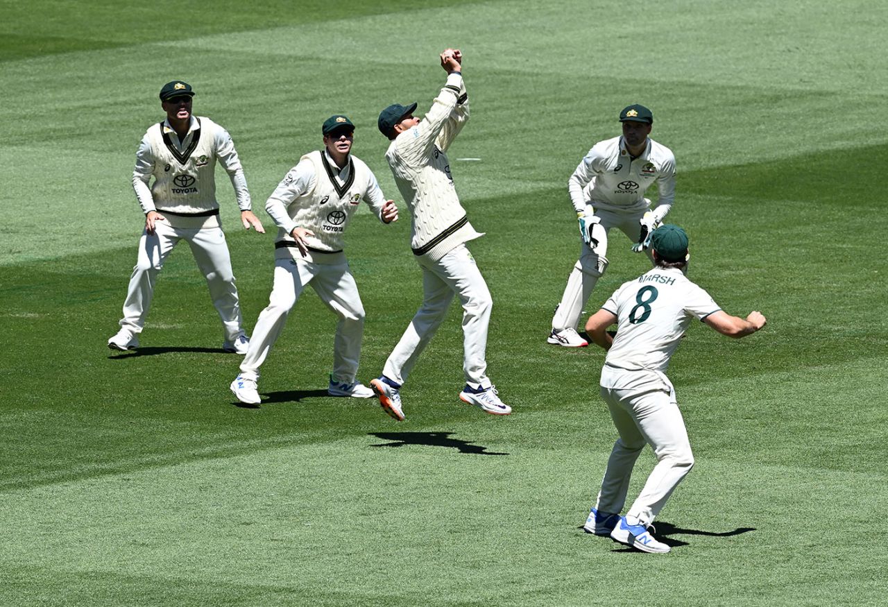Usman Khawaja takes the catch above his head to remove Abdullah Shafique, Australia vs Pakistan, 2nd Test, MCG, December 29, 2023