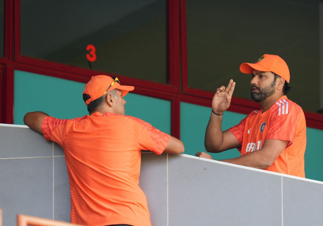 Rahul Dravid and Rohit Sharma have a chat, Centurion, December 30, 2023