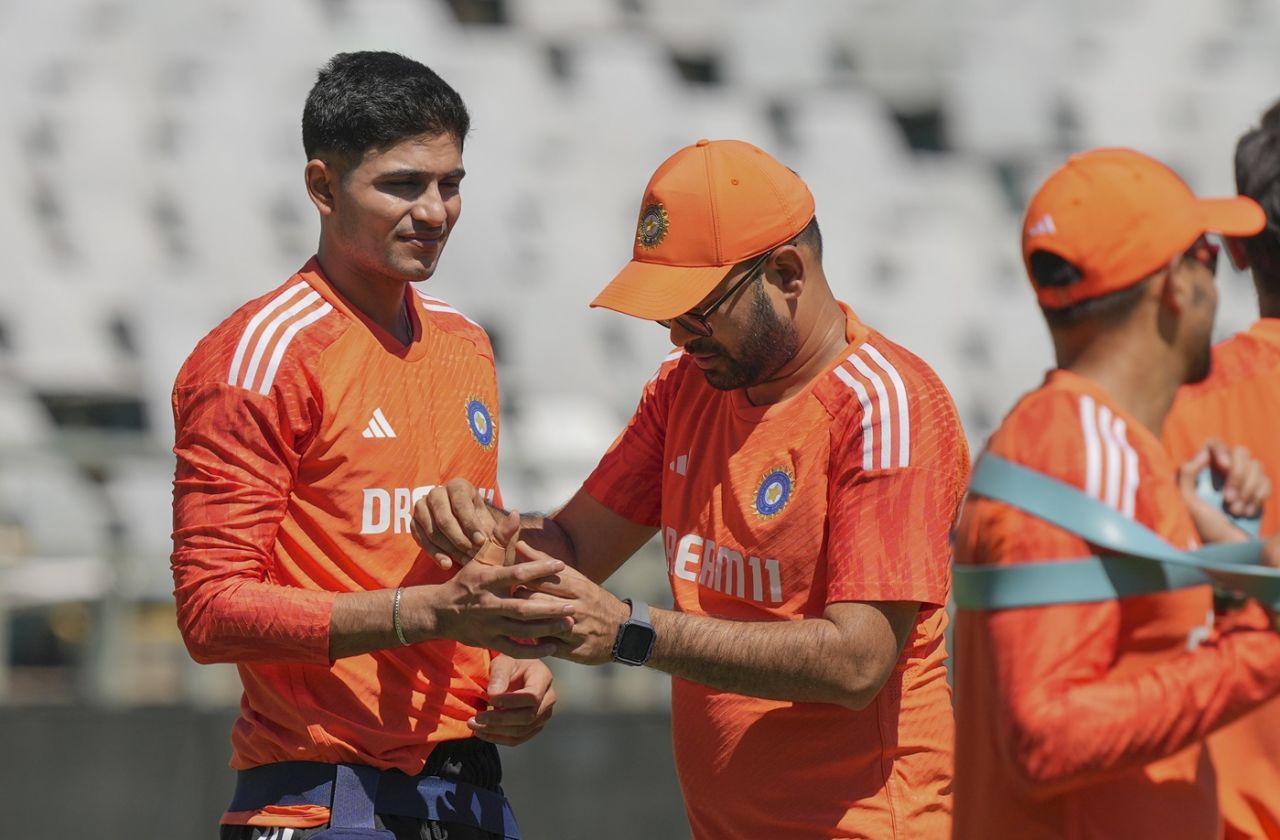 Shubman Gill gets a band-aid on his right thumb, South Africa vs India, Cape Town, January 1, 2024