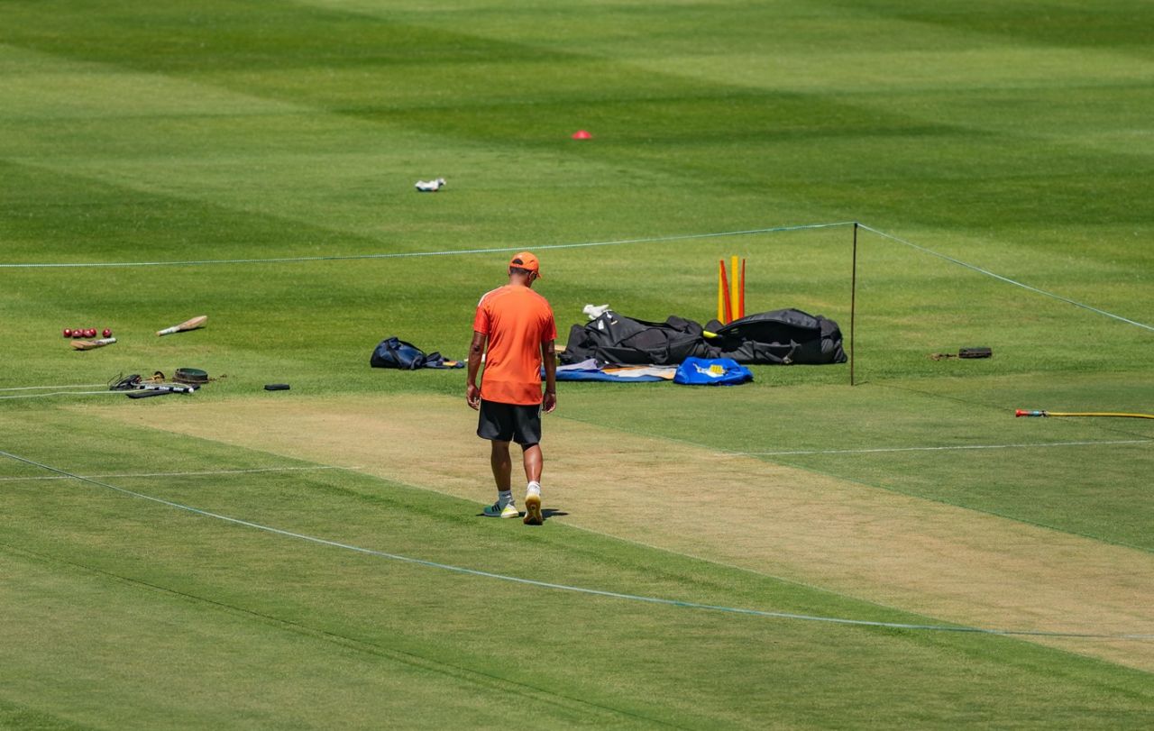 Rahul Dravid inspects the pitch, South Africa vs India, Cape Town, January 1, 2024