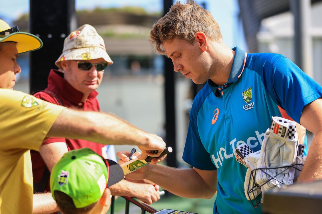 Cameron Green signs a few autographs, Sydney, January 2, 2024