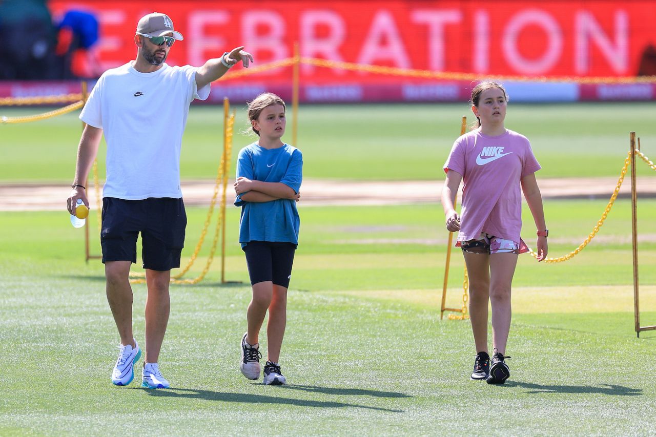 Nathan Lyon of Australia brings his kids out to the SCG, Australia vs Pakistan, 3rd Test, Sydney, January 2, 2024