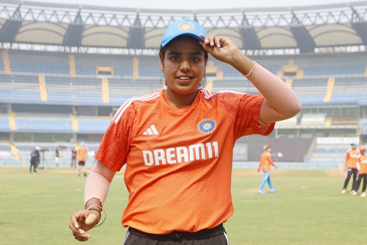 Mannat Kashyap was handed her ODI cap, India vs Australia, 3rd women's ODI, Mumbai, January 2, 2024