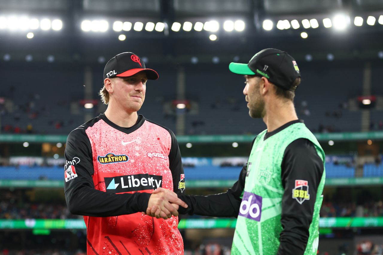 Will Sutherland and Glenn Maxwell catch up after the bat flip, Melbourne Renegades vs Melbourne Stars, BBL, Melbourne, January 2, 2024