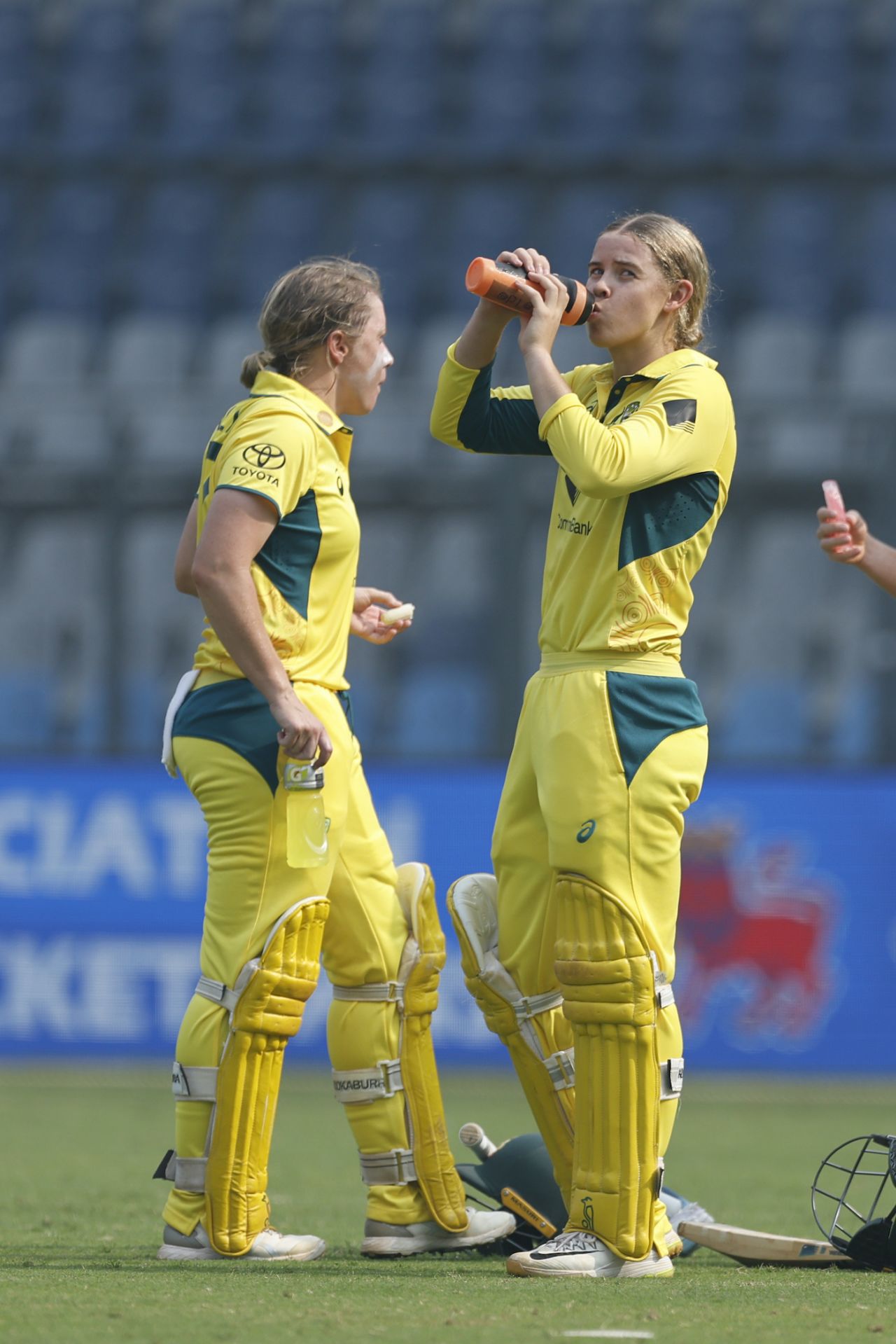 Alyssa Healy and Phoebe Litchfield stay hydrated on a hot Mumbai afternoon, India vs Australia, 3rd Women's ODI, Mumbai, January 2, 2024