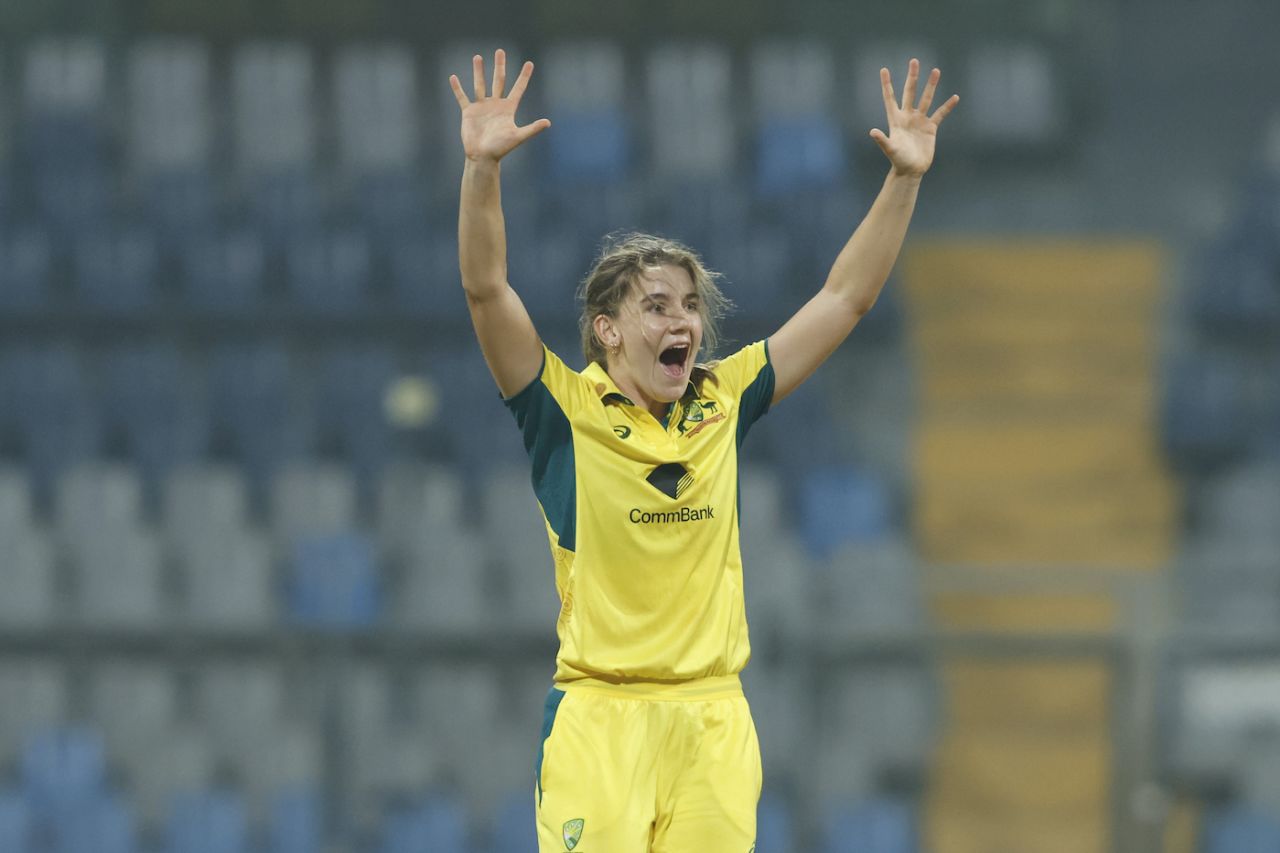 Annabel Sutherland finished with 2 for 9 in her three overs, India vs Australia, 3rd Women's ODI, Mumbai, January 2, 2024