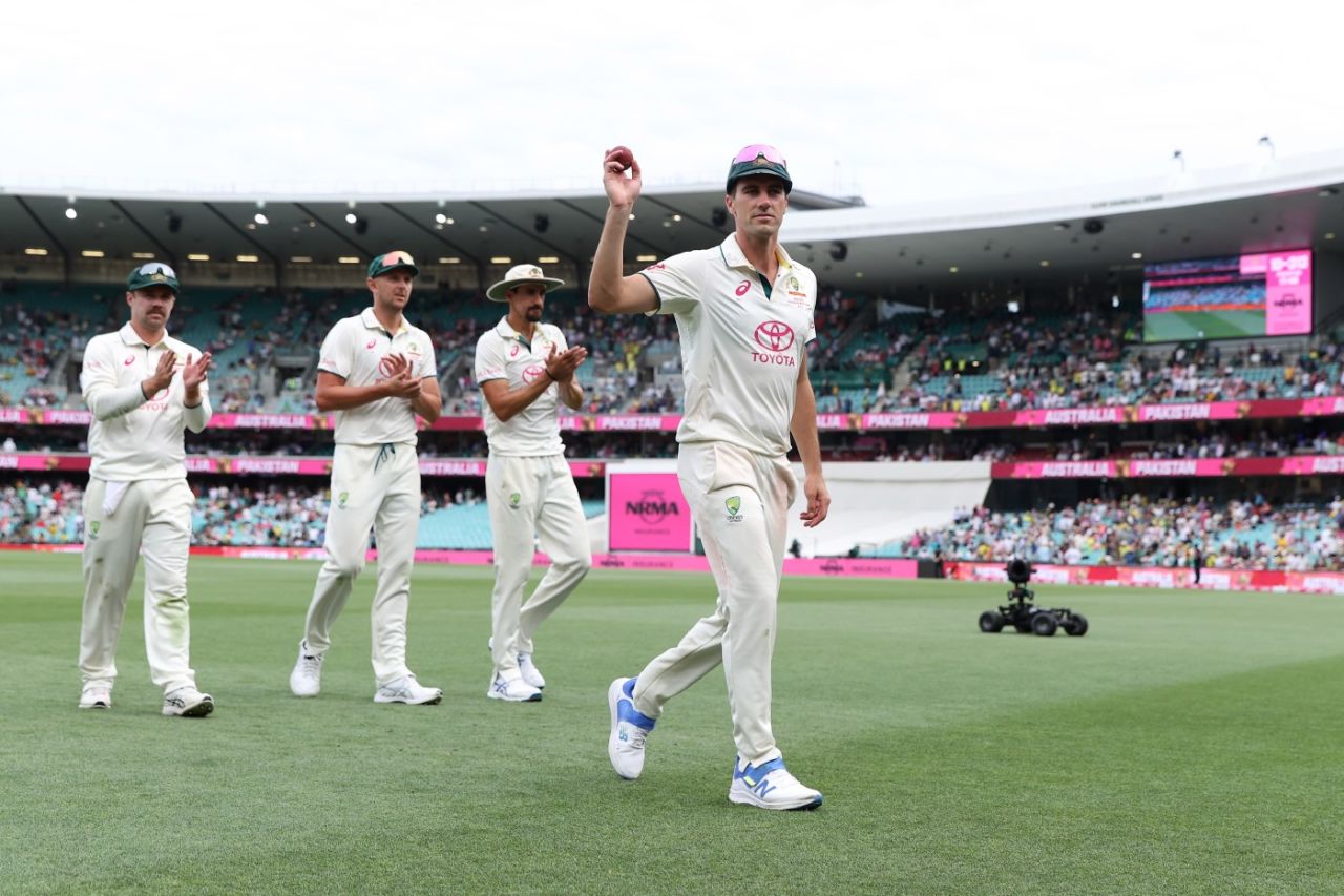 Pat Cummins acknowledges his five-wicket haul, Australia vs Pakistan, 3rd Test, SCG, January 3, 2024