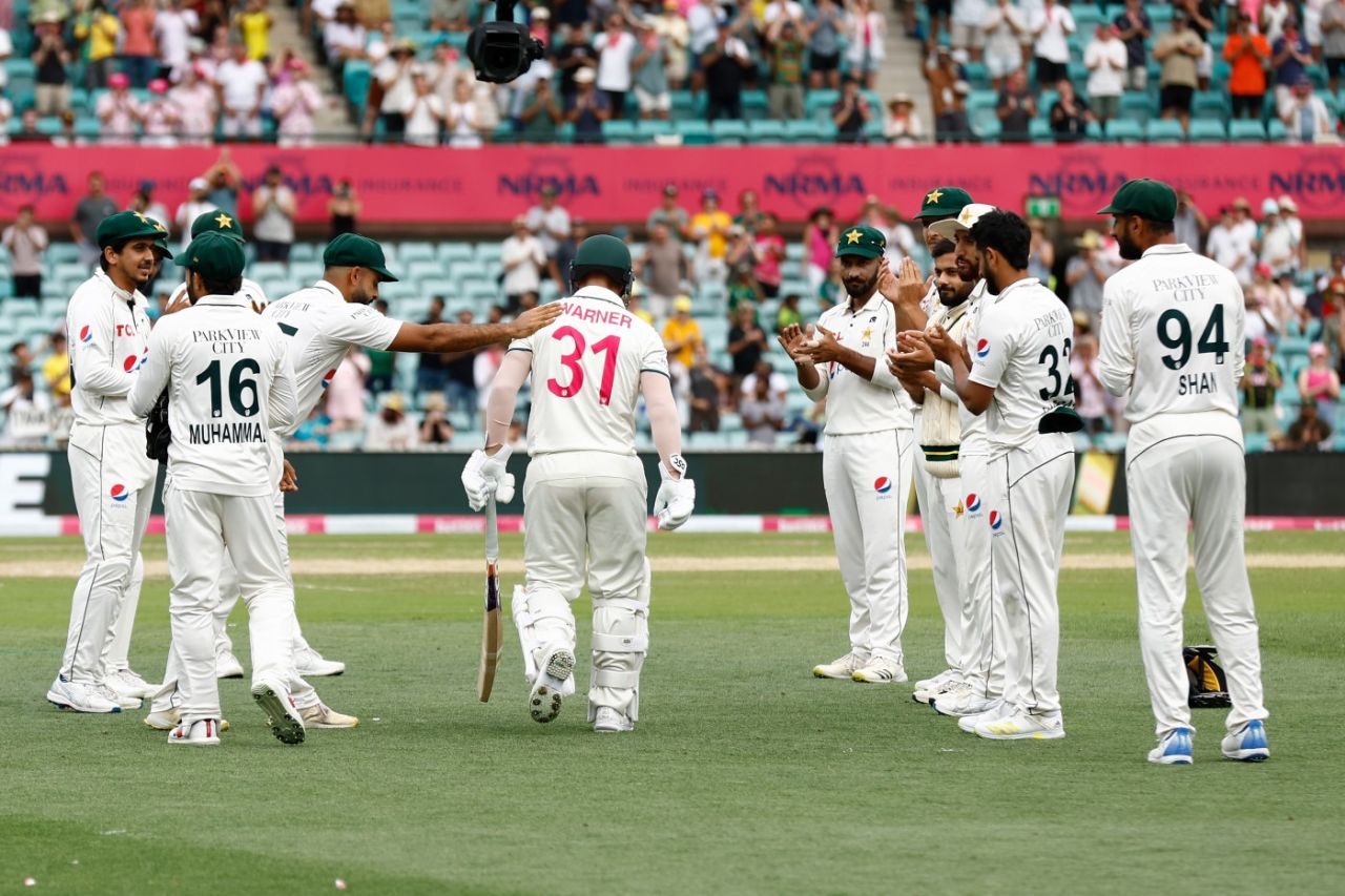 Pakistan give David Warner a guard of honour in the first innings of his final Test, Australia vs Pakistan, 3rd Test, SCG, January 3, 2024
