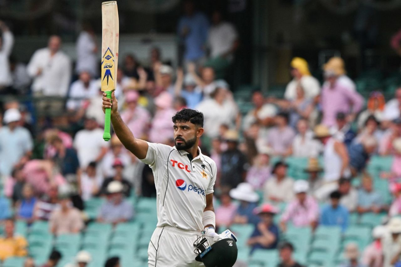 Aamer Jamal acknowledges applause for his career-best 82, Australia vs Pakistan, 3rd Test, SCG, January 3, 2024