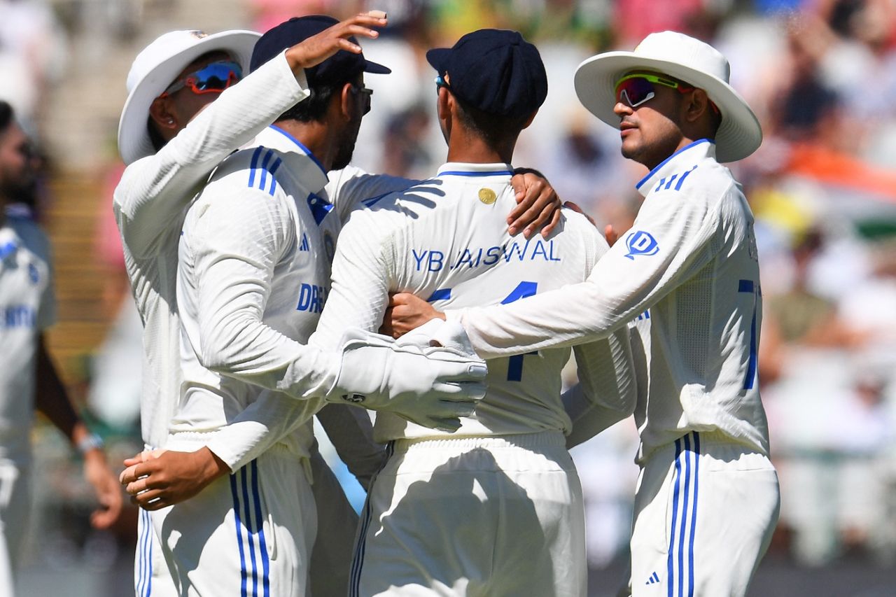 The Indian players congratulate Yashasvi Jaiswal after he caught Aiden Markram, South Africa vs India, 2nd Test, Cape Town, 1st day, January 3, 2024