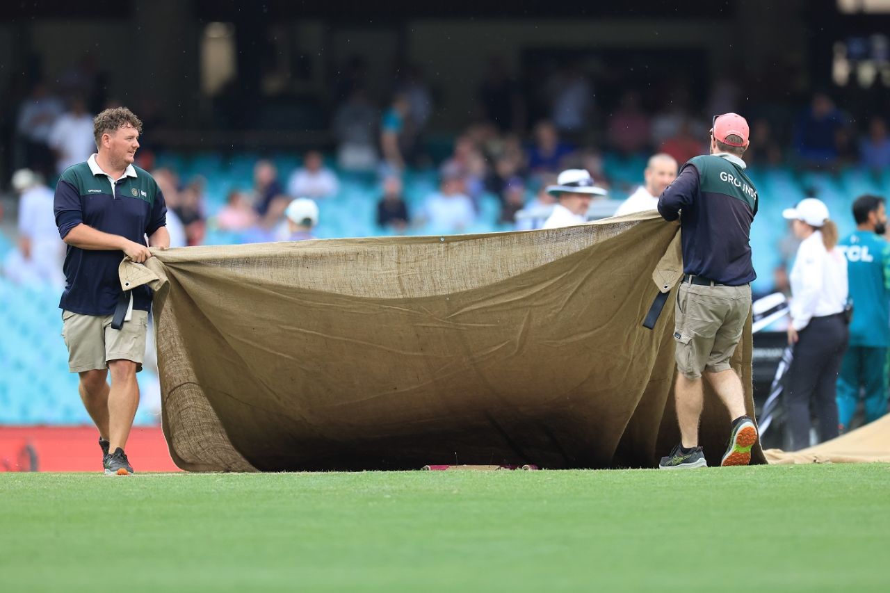 The covers were brought on with rain looming at the SCG, Australia vs Pakistan, 3rd Test, Sydney, 2nd day, January 4, 2024