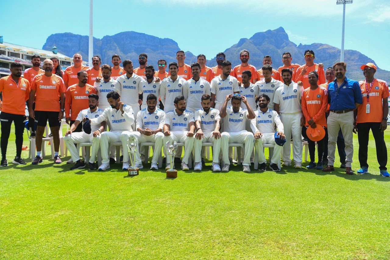 India's players and staff pose with the Table Mountain at the back, South Africa vs India, 2nd Test, Cape Town, 2nd day, January 4, 2024