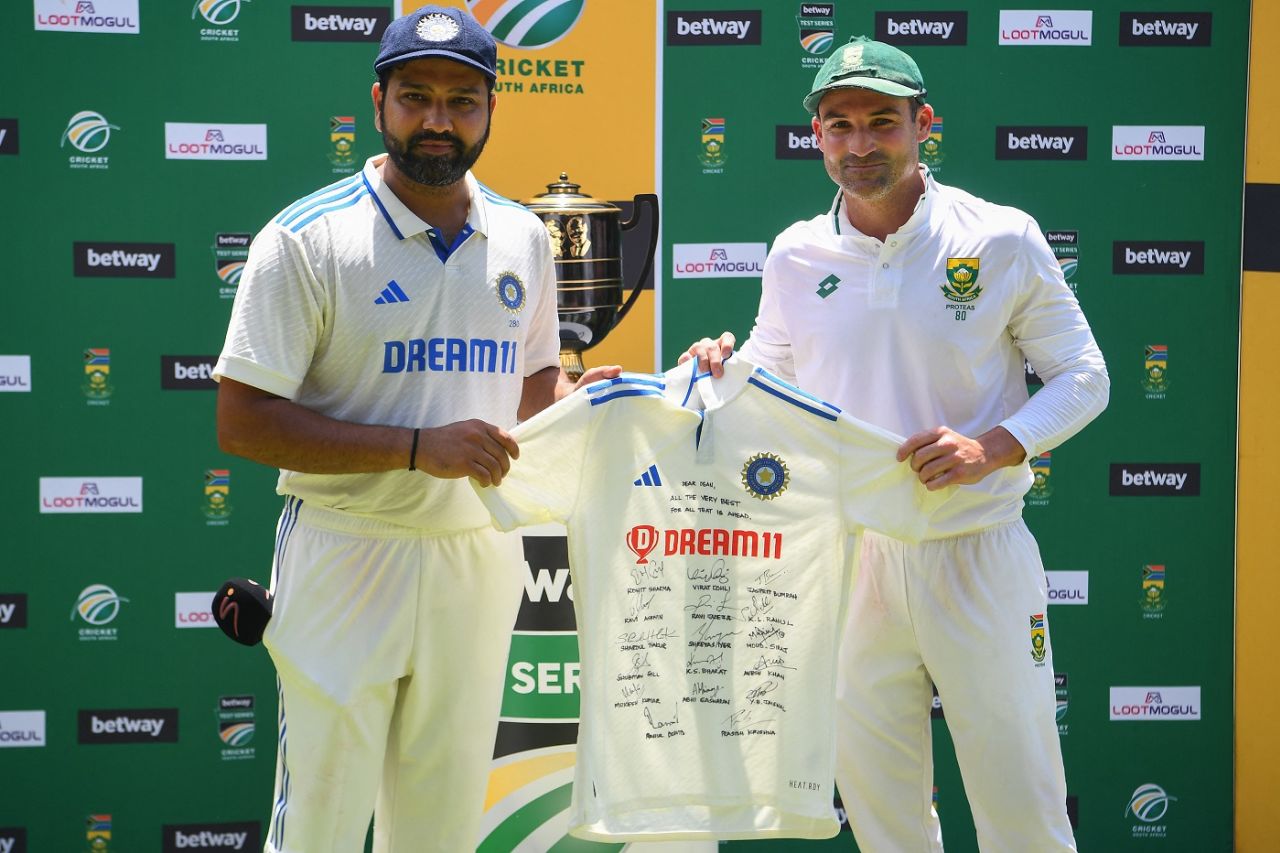 Rohit Sharma hands Dean Elgar a special jersey signed by India's players, South Africa vs India, 2nd Test, Cape Town, 2nd day, January 4, 2024
