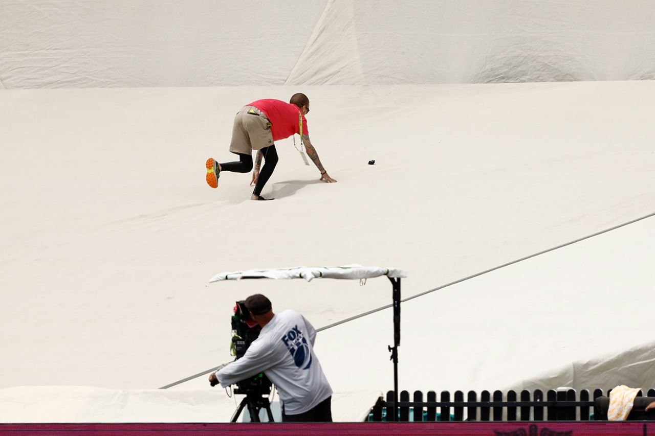A member of the groundstaff clambers over the sightscreen, Australia vs Pakistan, 3rd Test, SCG, January 5, 2024