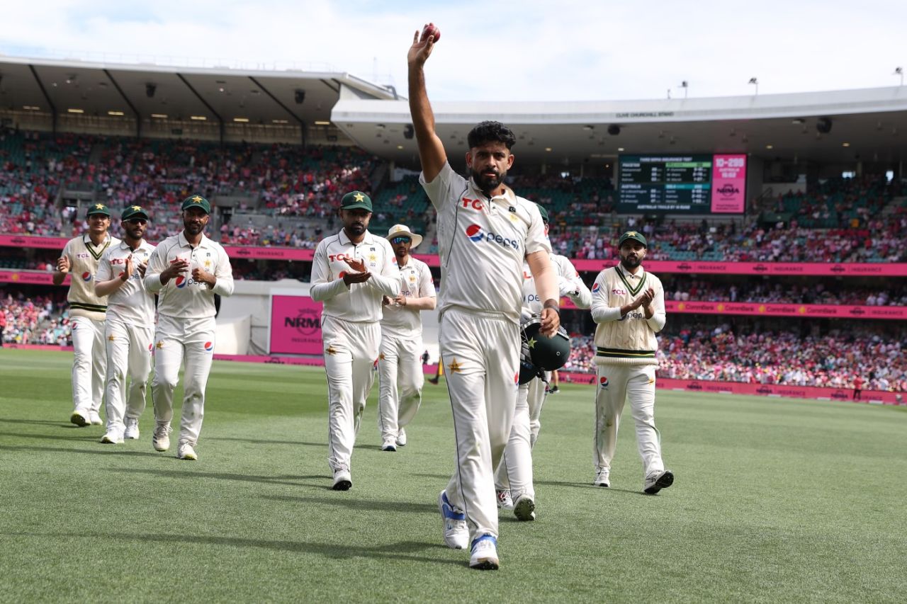 Aamer Jamal acknowledge his six-wicket haul, Australia vs Pakistan, 3rd Test, SCG, January 5, 2024