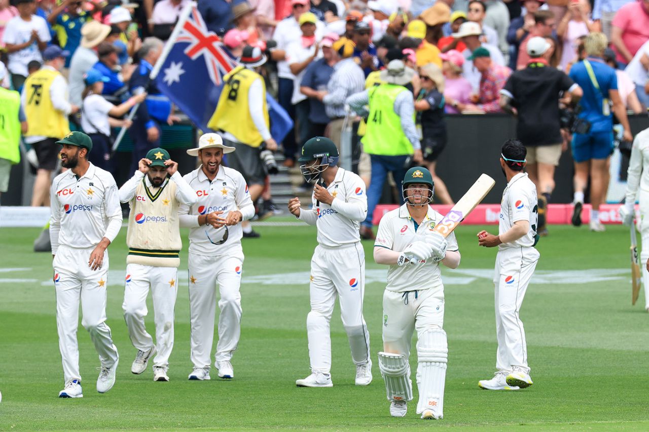 David Warner walks out to bat for the final time in Test cricket, Australia vs Pakistan, 3rd Test, SCG, January 6, 2024